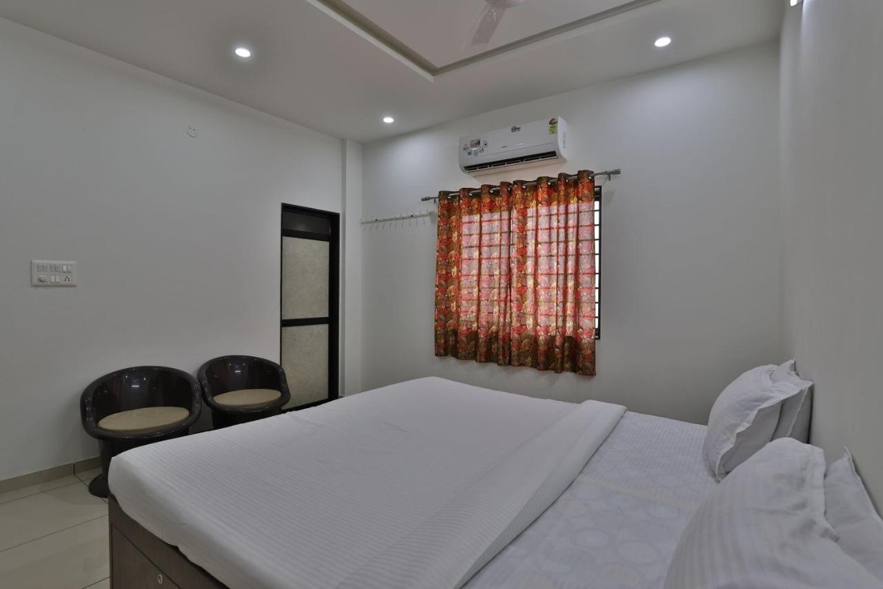 Spot On 38154 Shakti Hostel & Hotel Bhuj Extérieur photo