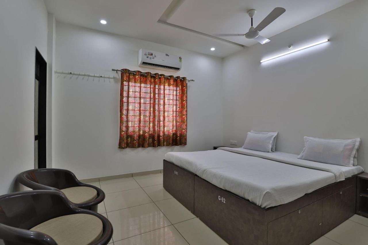 Spot On 38154 Shakti Hostel & Hotel Bhuj Extérieur photo
